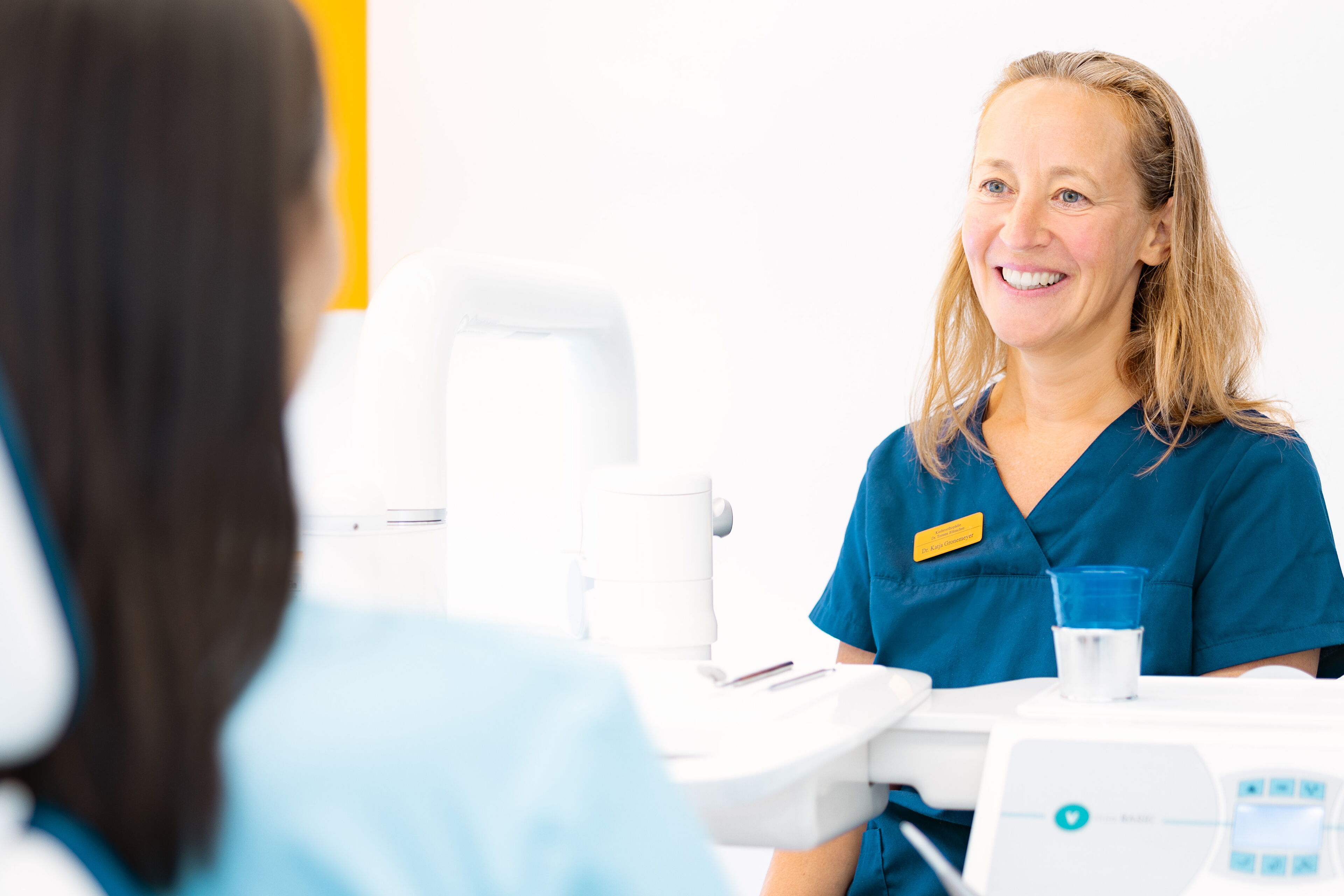 Dr. Katja Gronemeyer, Zahnärztin, M. Sc. Kieferorthopädie, im Gespräch mit einer Patientin während eines Termins in der Praxis.