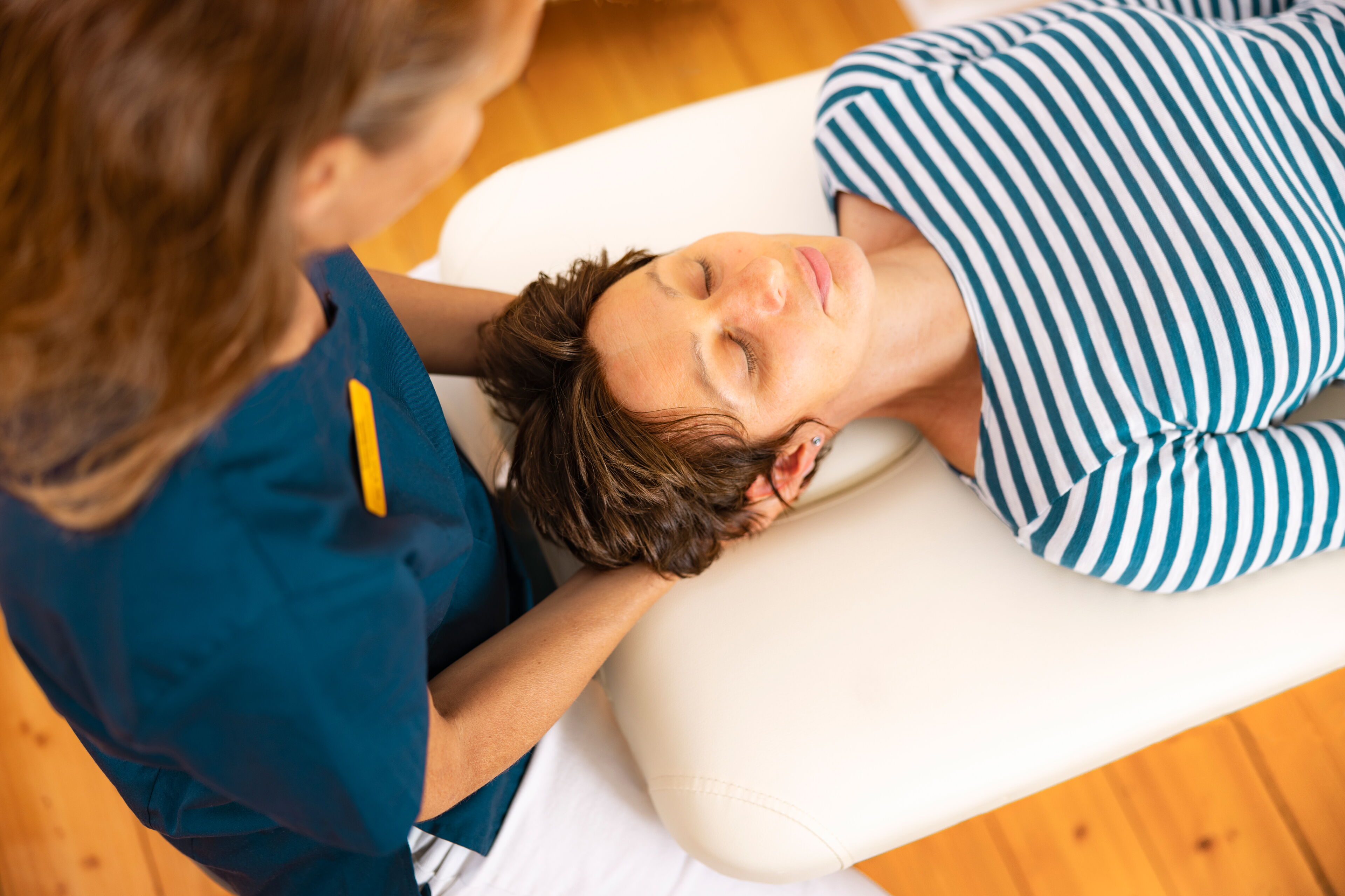 Ärztin behandelt eine Patientin in entspannter Atmosphäre – ganzheitliche kieferorthopädische Therapie in der Praxis Dr. Blümchen in Bielefeld