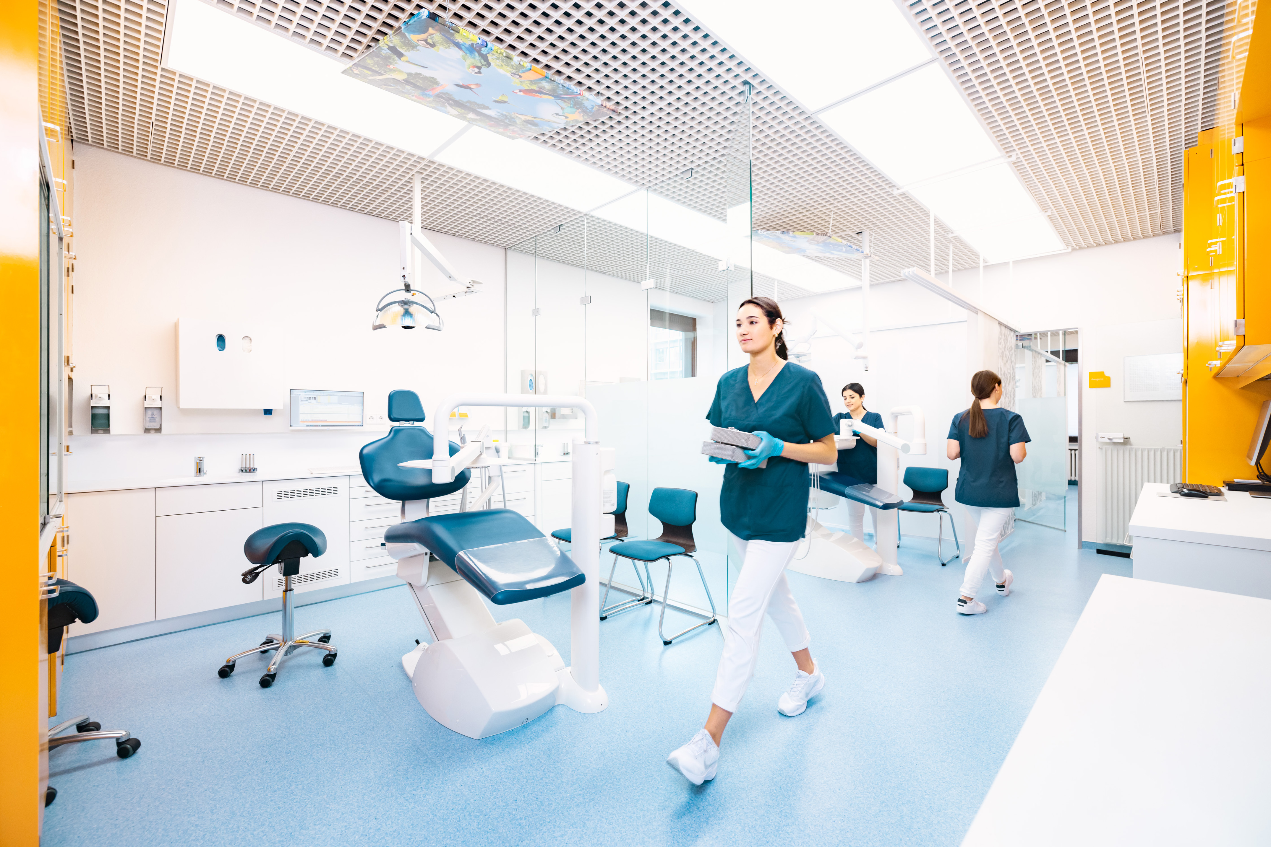 Moderner Behandlungsraum der kieferorthopädischen Praxis Dr. Blümchen in Bielefeld mit Behandlungsstuhl, medizinischer Ausstattung und Praxisteam.