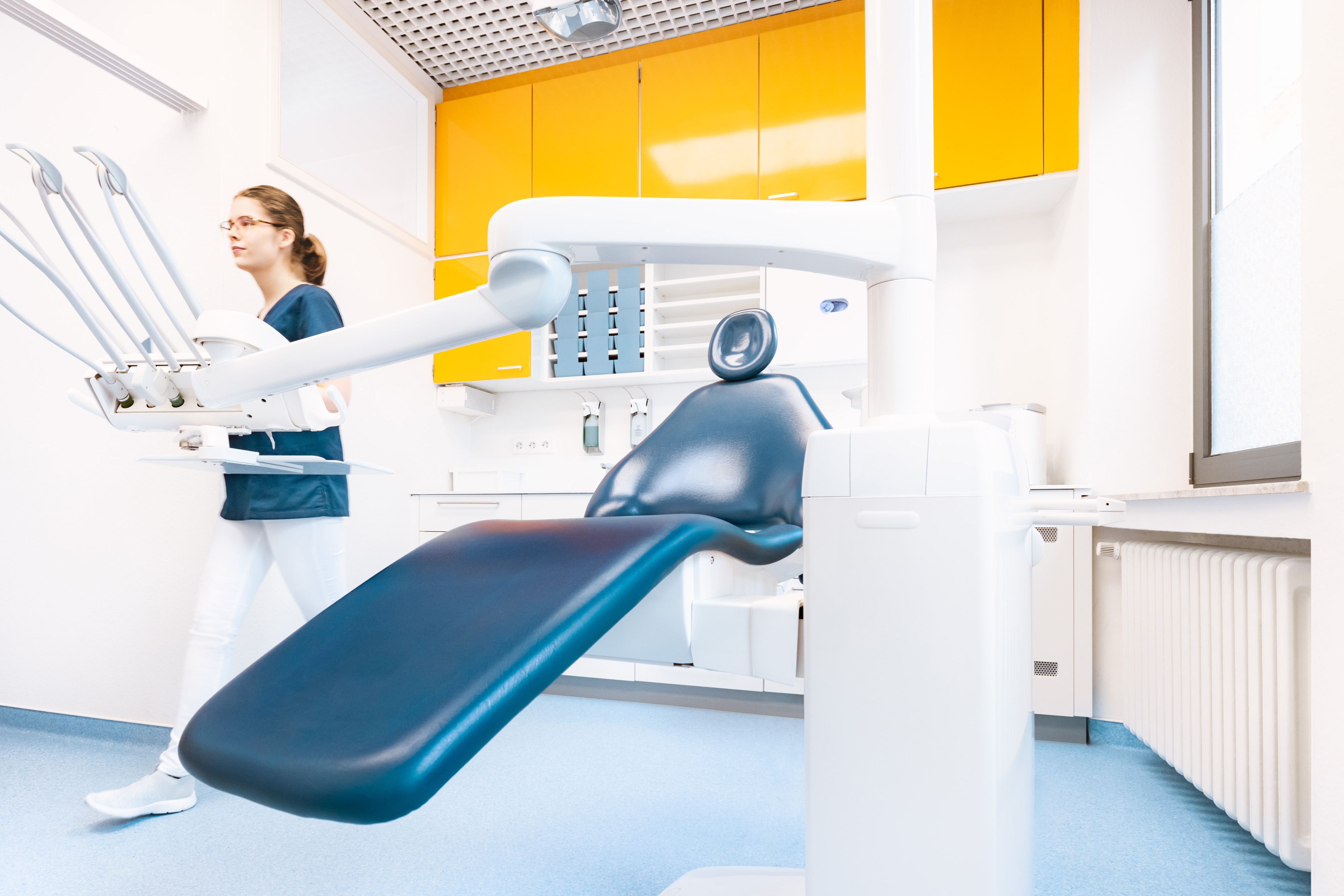 Moderner Behandlungsraum der kieferorthopädischen Praxis Dr. Blümchen in Bielefeld, ausgestattet mit Behandlungsstuhl und Instrumenten, u. a. für Abdrucknahmen.