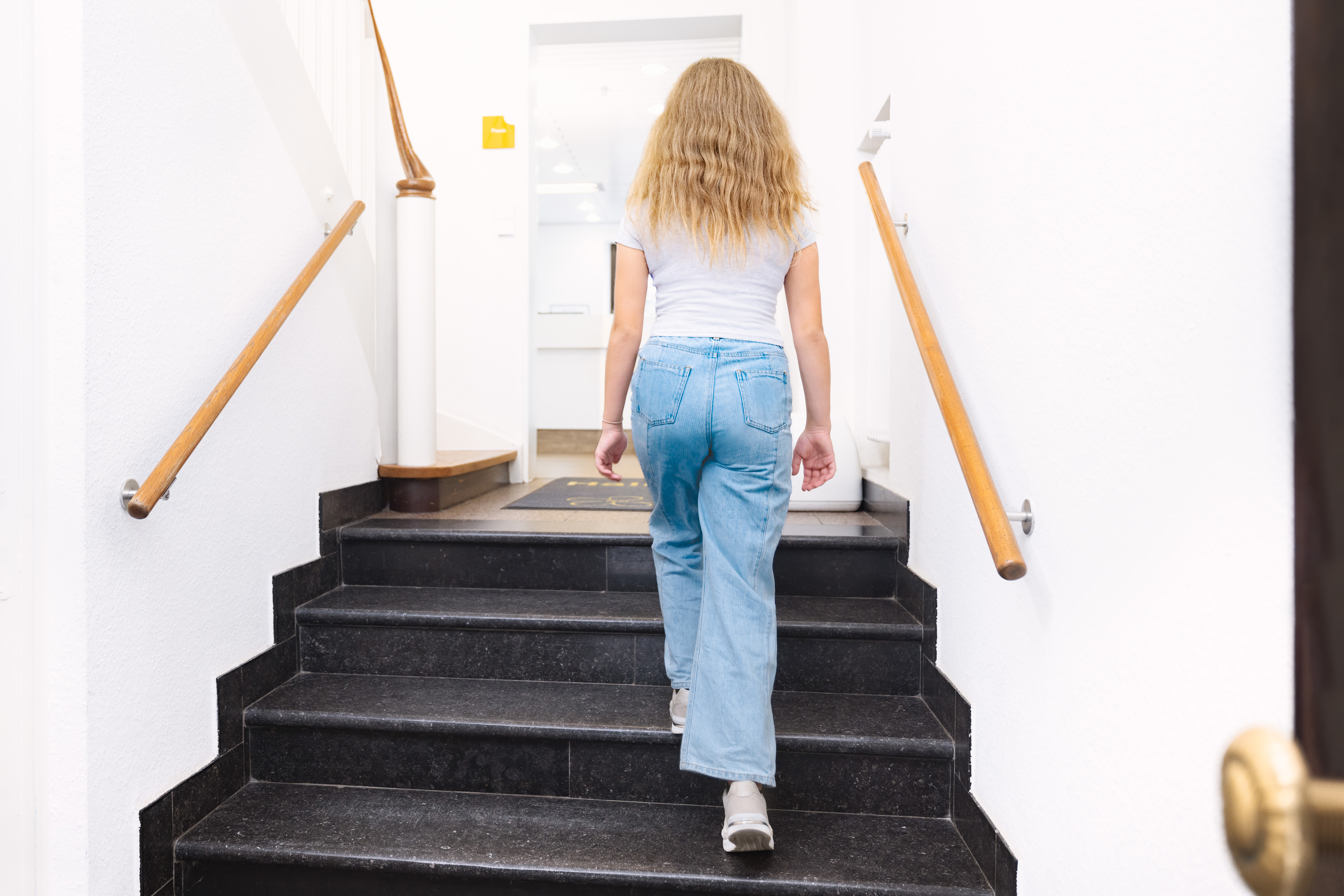 Blick ins Treppenhaus der kieferorthopädischen Praxis Dr. Blümchen in Bielefeld. Die Praxis liegt im Hochparterre und ist über wenige Stufen erreichbar.