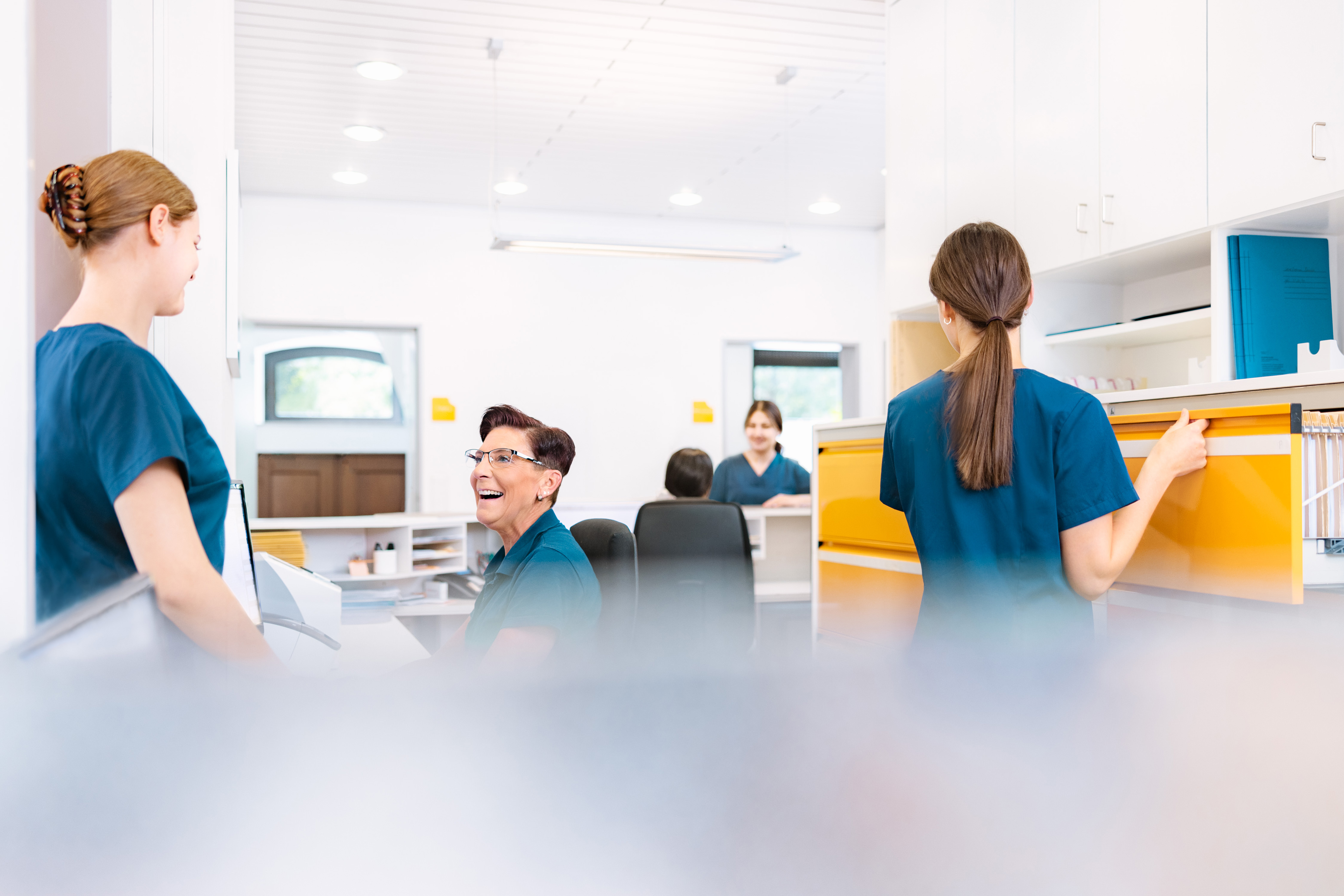 Mitarbeitende an der Anmeldung und Verwaltung der kieferorthopädischen Praxis Dr. Blümchen in Bielefeld. Hier werden Patientinnen und Patienten empfangen und Termine koordiniert.