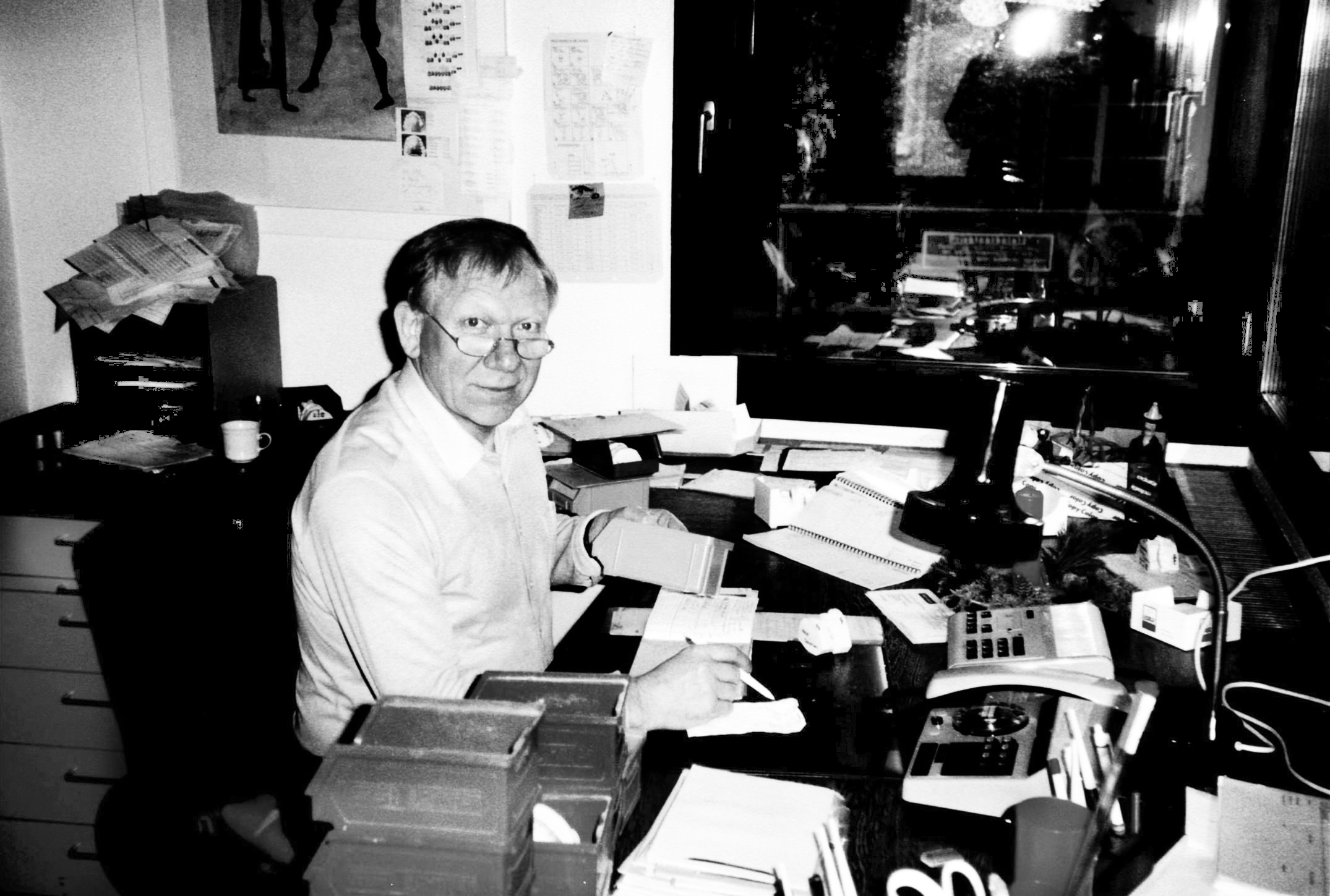 Dr. Dr. Dieter Blümchen 1986. Sitzend am Schreibtisch im Büro seiner Praxis Blümchen – Fachzahnarzt für Kieferorthopädie – in Bielefeld.