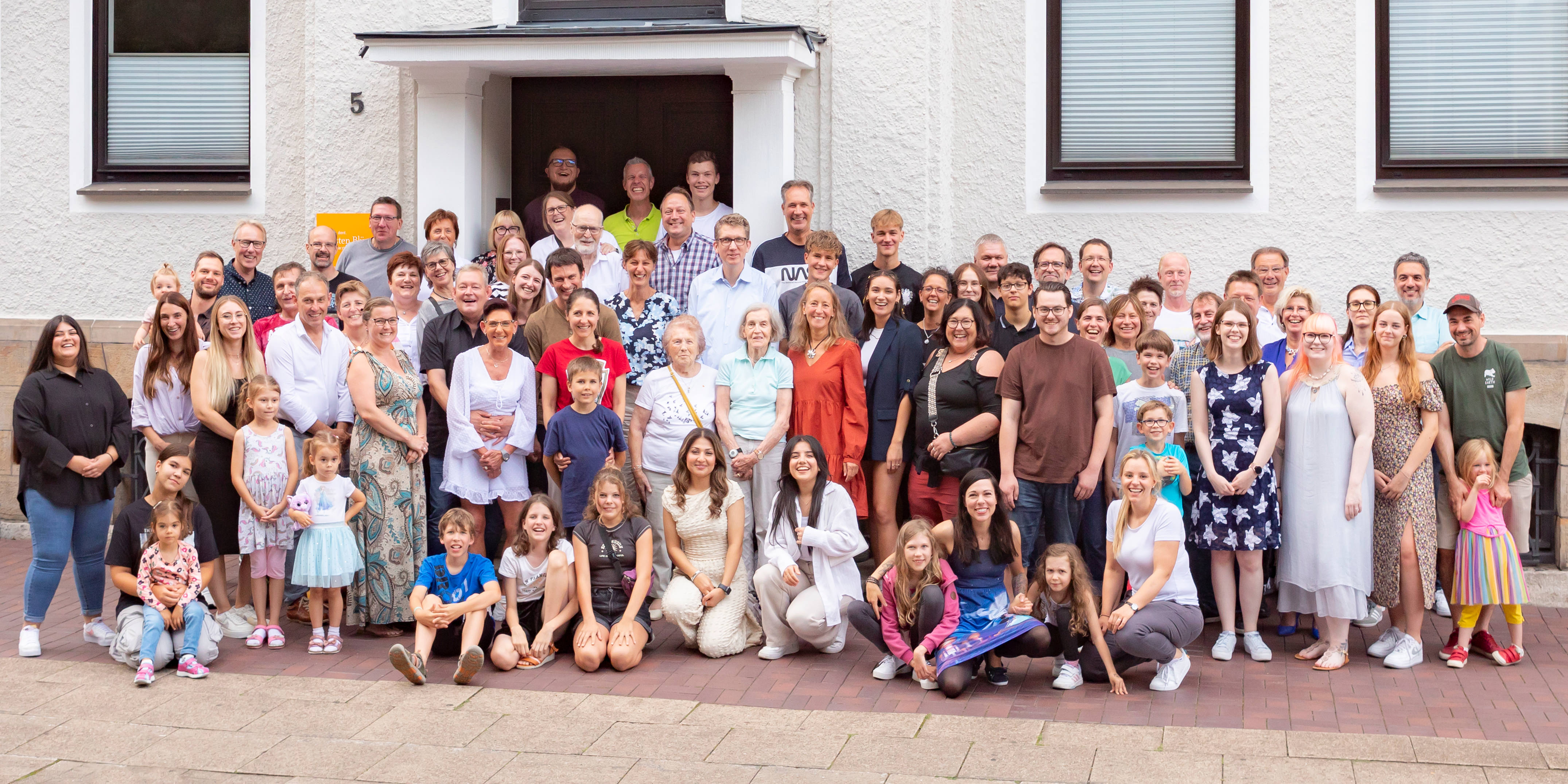 Gruppenfoto der Gäste beim Sommerfest anlässlich des 50-jährigen Jubiläums der Praxis Dr. Blümchen in Bielefeld.